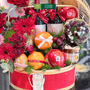 giỏ trái cây rượu vang trang trí hoa tươi đẹp mắt. Món Quà ngày đẹp mắt ngày dạm ngõ
