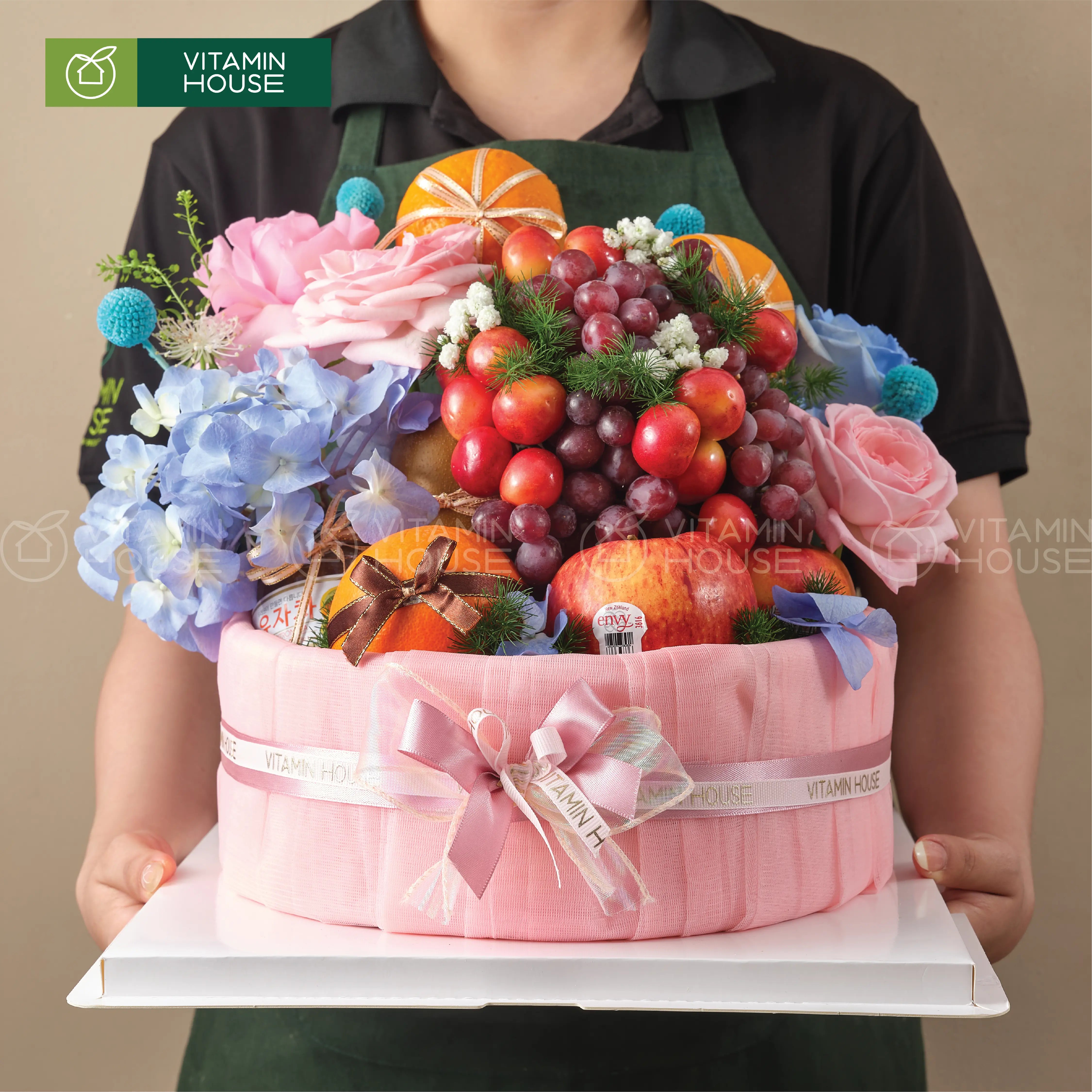 giỏ trái cây màu hồng pastel ngọt ngào mix hoa tươi nhã nhặn tặng phái đẹp