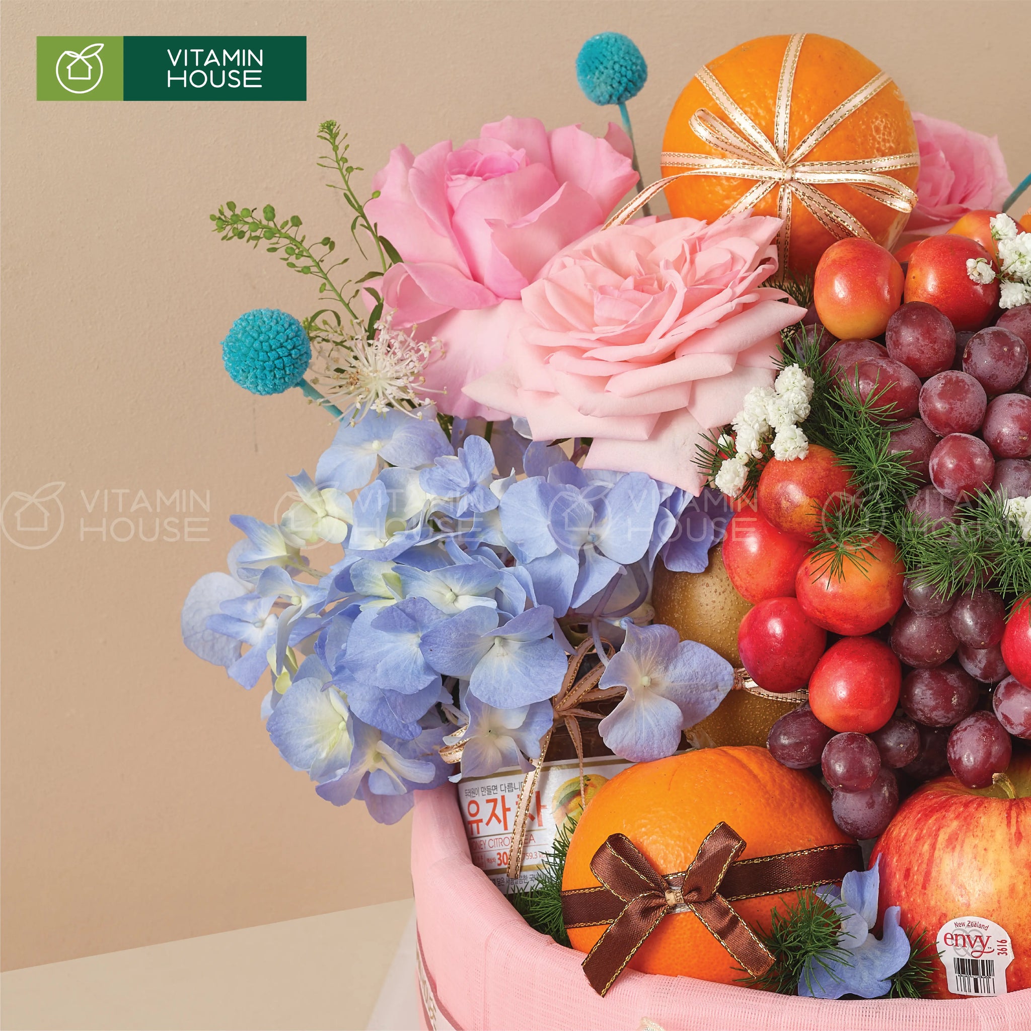  giỏ trái cây màu hồng pastel ngọt ngào mix hoa tươi nhã nhặn tặng phái đẹp