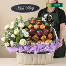 giỏ trái cây kính viếng gồm sen trắng kết hợp cùng lê, quýt, táo đỏ và giỏ bắn lưới tông tím đen và nơ đen banner kính viếng chụp hình cùng người mẫu