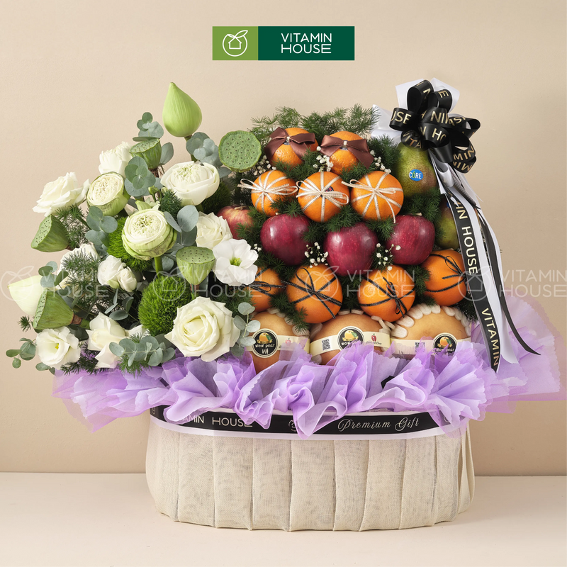 giỏ trái cây kính viếng gồm sen trắng kết hợp cùng lê, quýt, táo đỏ và giỏ bắn lưới tông tím đen và nơ đen 2