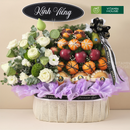 giỏ trái cây kính viếng gồm sen trắng kết hợp cùng lê, quýt, táo đỏ và giỏ bắn lưới tông tím đen và nơ đen