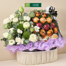 giỏ trái cây kính viếng gồm sen trắng kết hợp cùng lê, quýt, táo đỏ và giỏ bắn lưới tông tím đen