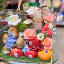 Giỏ Trái Cây trang trí hoa tươi đựng trong hộp Vali. Phù hợp để Chúc Mừng , chia sẻ Hương Vị Của Niềm Vui
