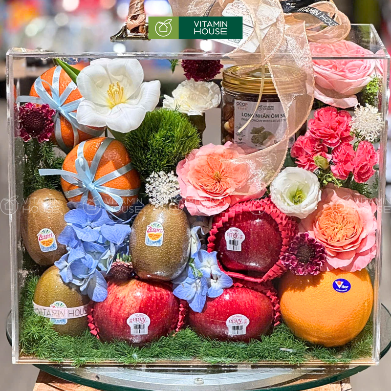 Giỏ Trái Cây trang trí hoa tươi đựng trong hộp Vali. Phù hợp để Chúc Mừng , chia sẻ Hương Vị Của Niềm Vui
