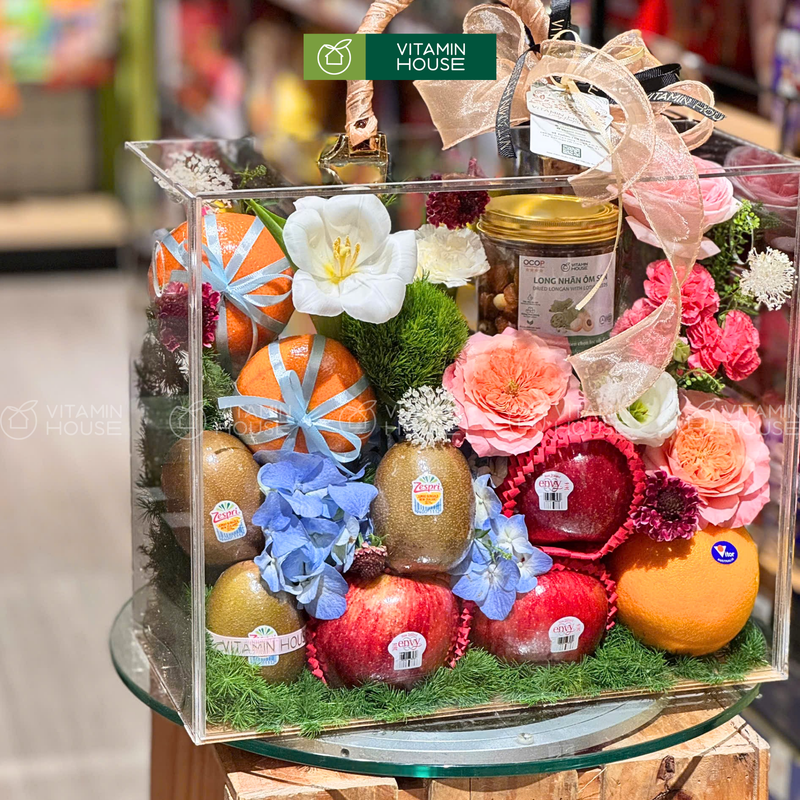 Giỏ Trái Cây trang trí hoa tươi đựng trong hộp Vali. Phù hợp để Chúc Mừng , chia sẻ Hương Vị Của Niềm Vui