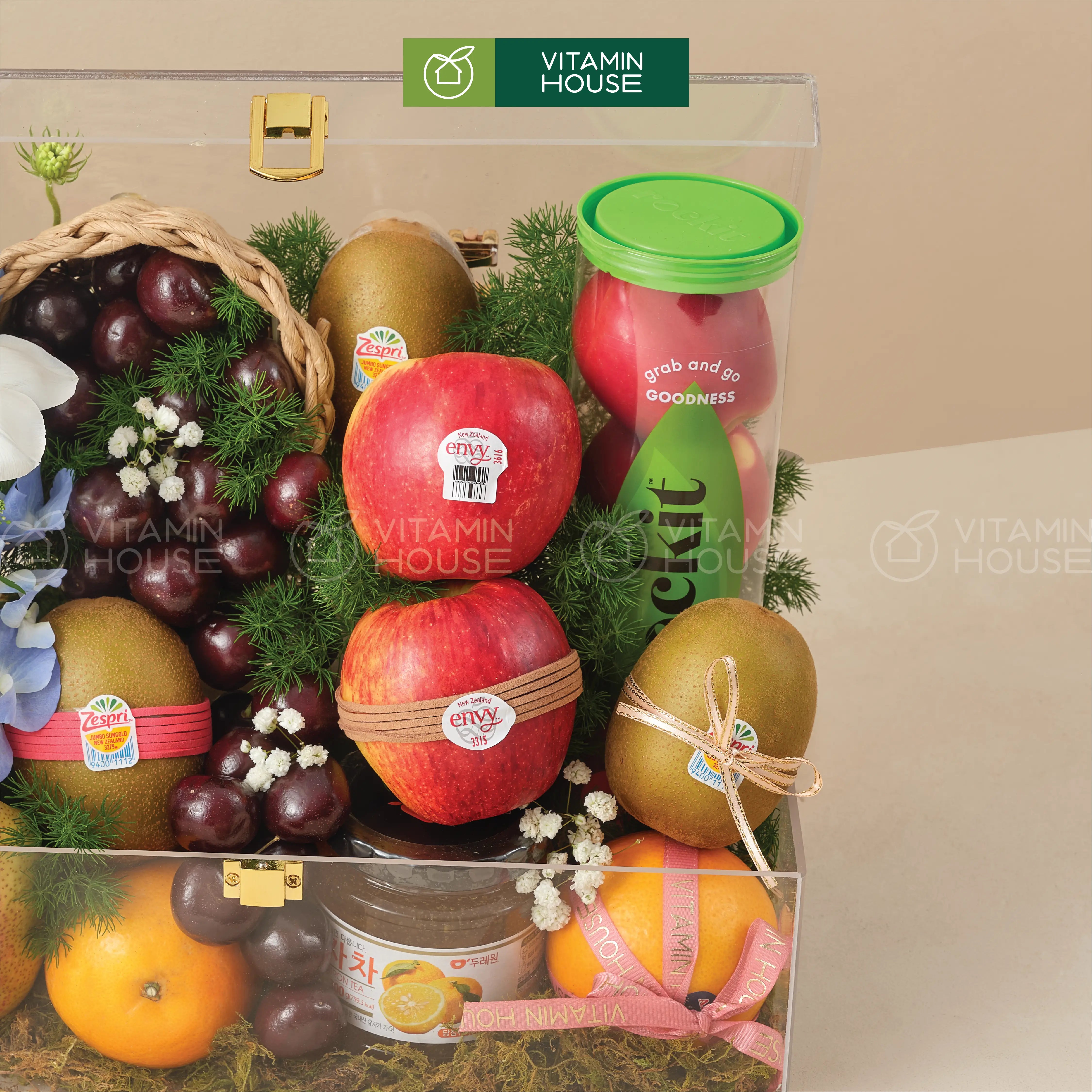 Hộp trái cây cherry,quýt úc, táo rockit, kiwi vàng và hoa tươi tặng bác sĩ