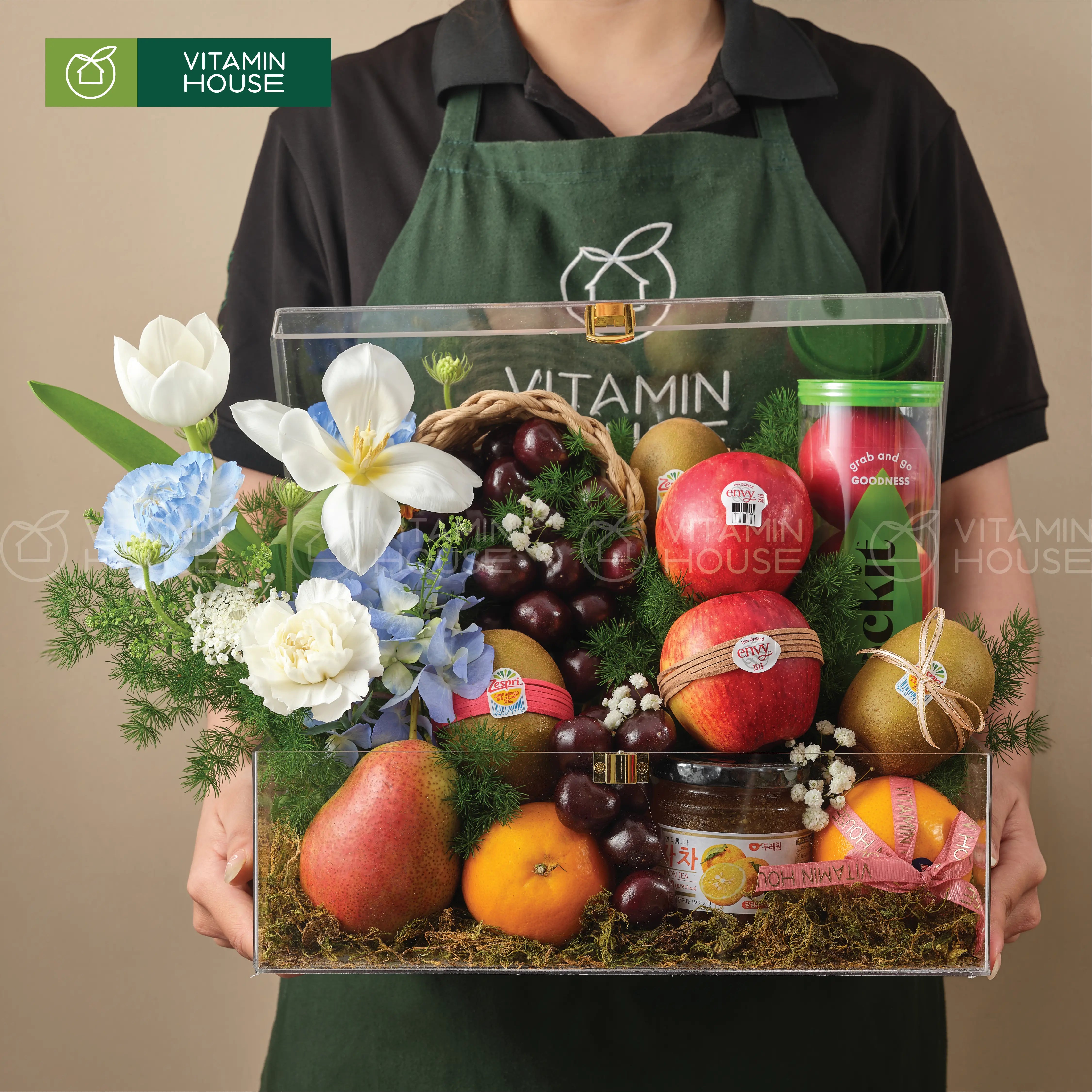 Hộp trái cây cherry,quýt úc, táo rockit, kiwi vàng và hoa tươi tặng bác sĩ