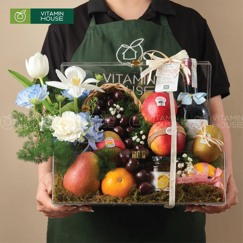 Hộp trái cây cherry, táo envy, kiwi vàng và hoa tươi tặng sinh nhật