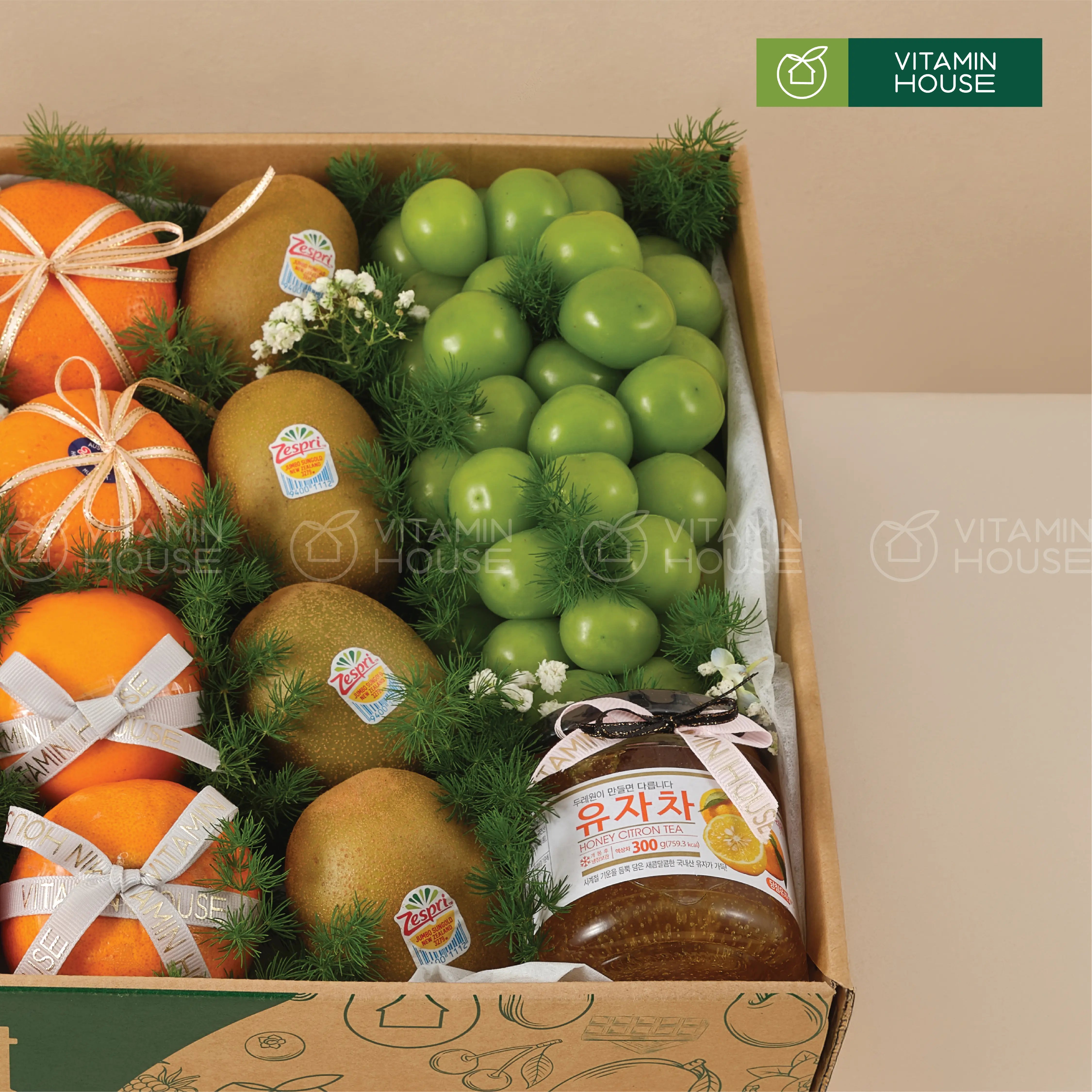 Hộp quà trái cây nho mẫu đơn, kiwi, mật ong đi chúc sức khỏe người thân bạn bè