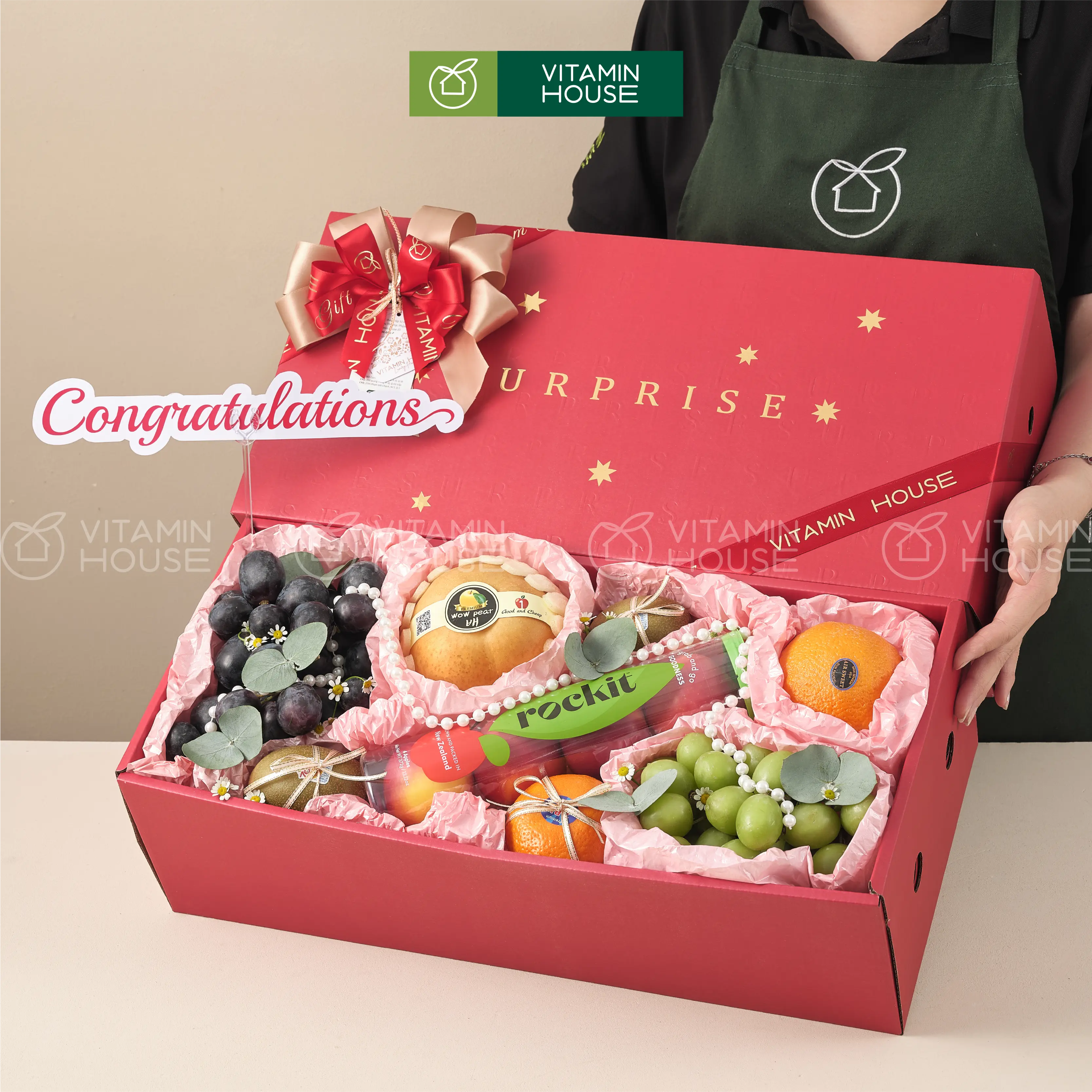 hộp quà trái cây màu đỏ lê hàn, nho xanh, nho đen và táo