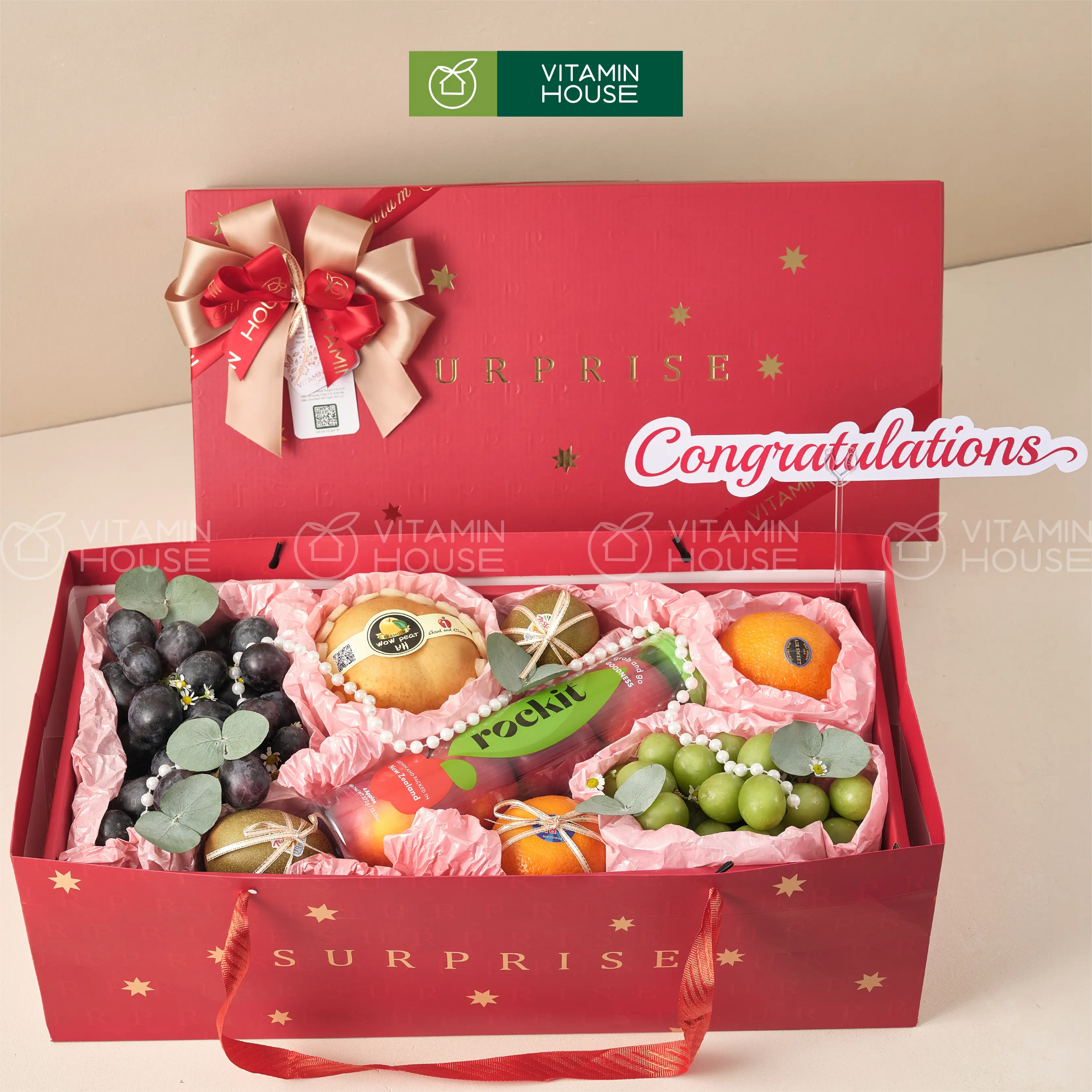 hộp quà trái cây màu đỏ lê hàn, nho xanh, nho đen và táo