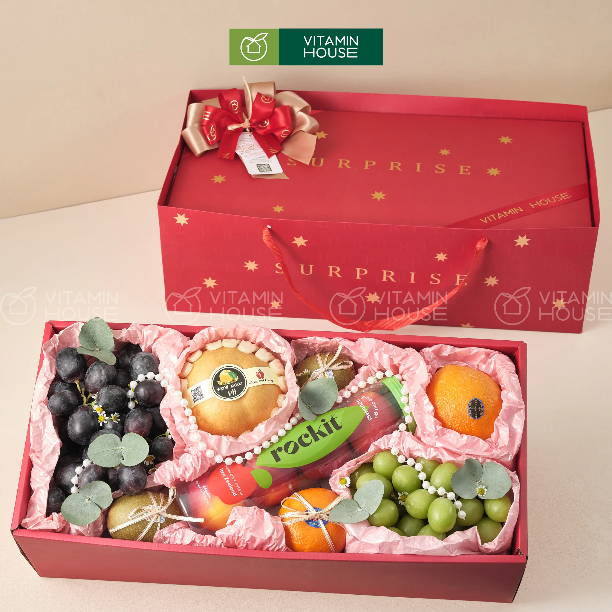 hộp quà trái cây màu đỏ lê hàn, nho xanh, nho đen và táo