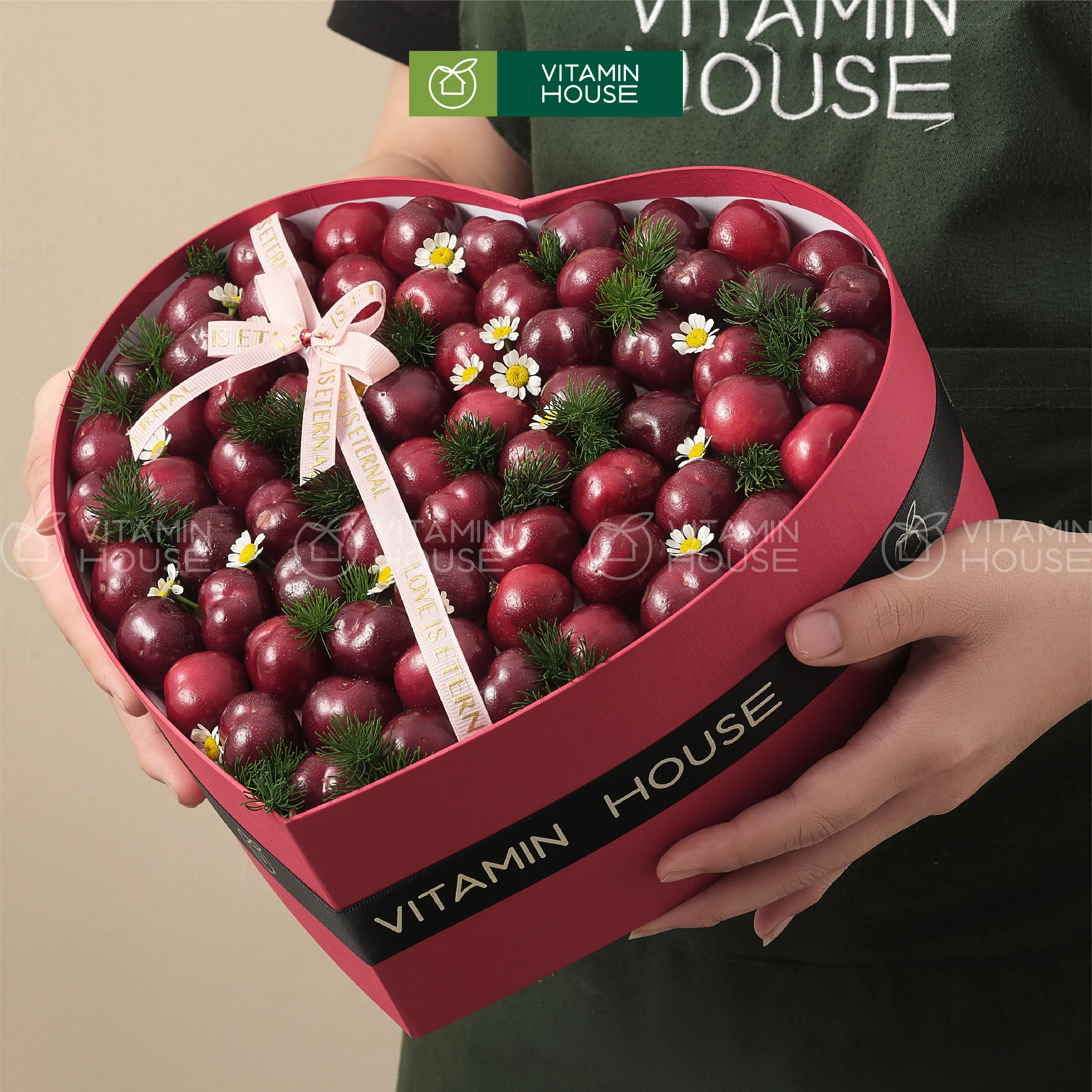 hộp quà trái tim đỏ cherry
