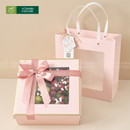 Hộp trái cây vuông màu trắng sang trọng, cherry và nho xanh