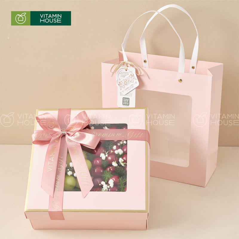Hộp trái cây vuông màu trắng sang trọng, cherry và nho xanh