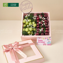 Hộp trái cây vuông màu trắng sang trọng, cherry và nho xanh