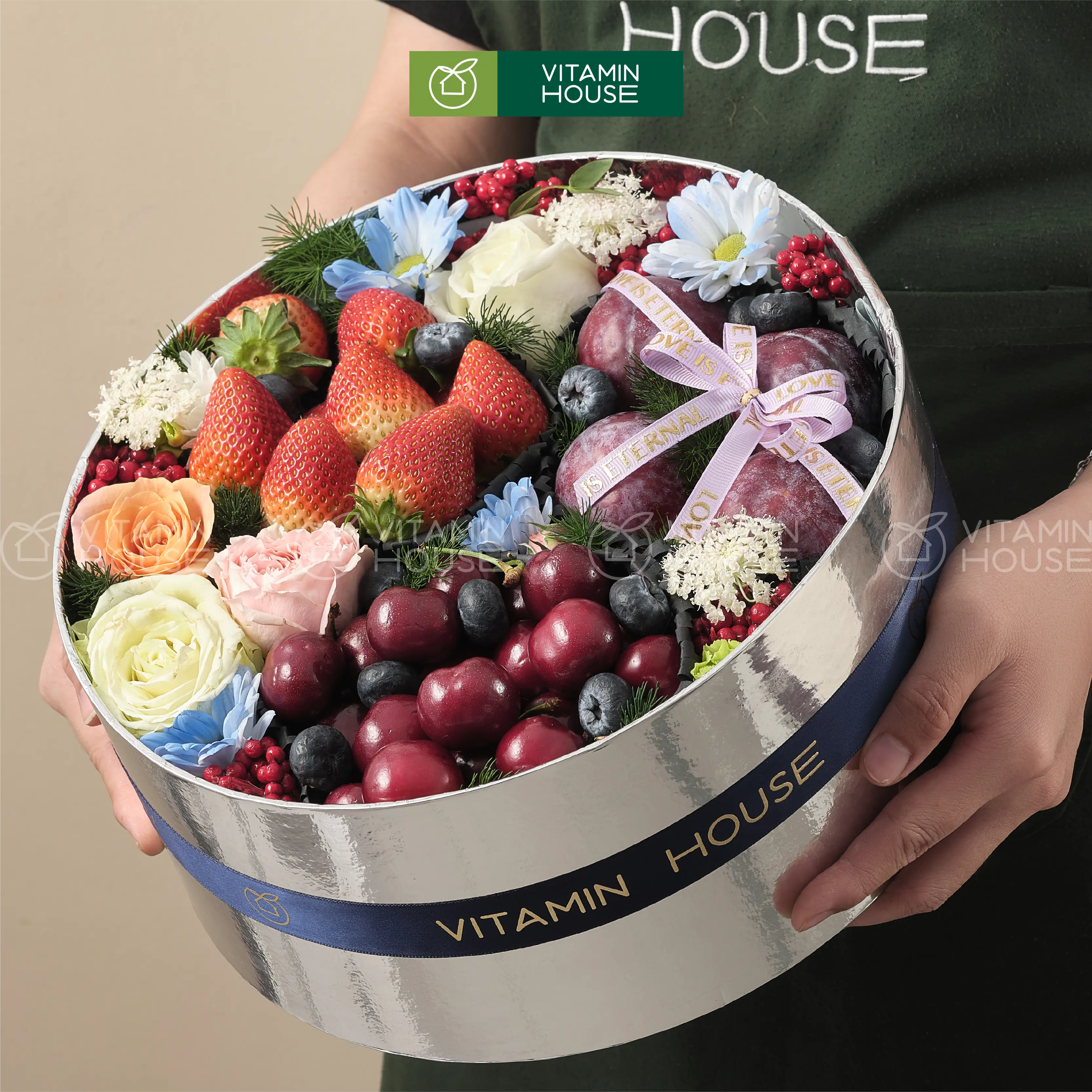 hộp quà trái cây cherry, dâu tây, việt quất và hoa tươi hình tròn màu bạc sang trọng
