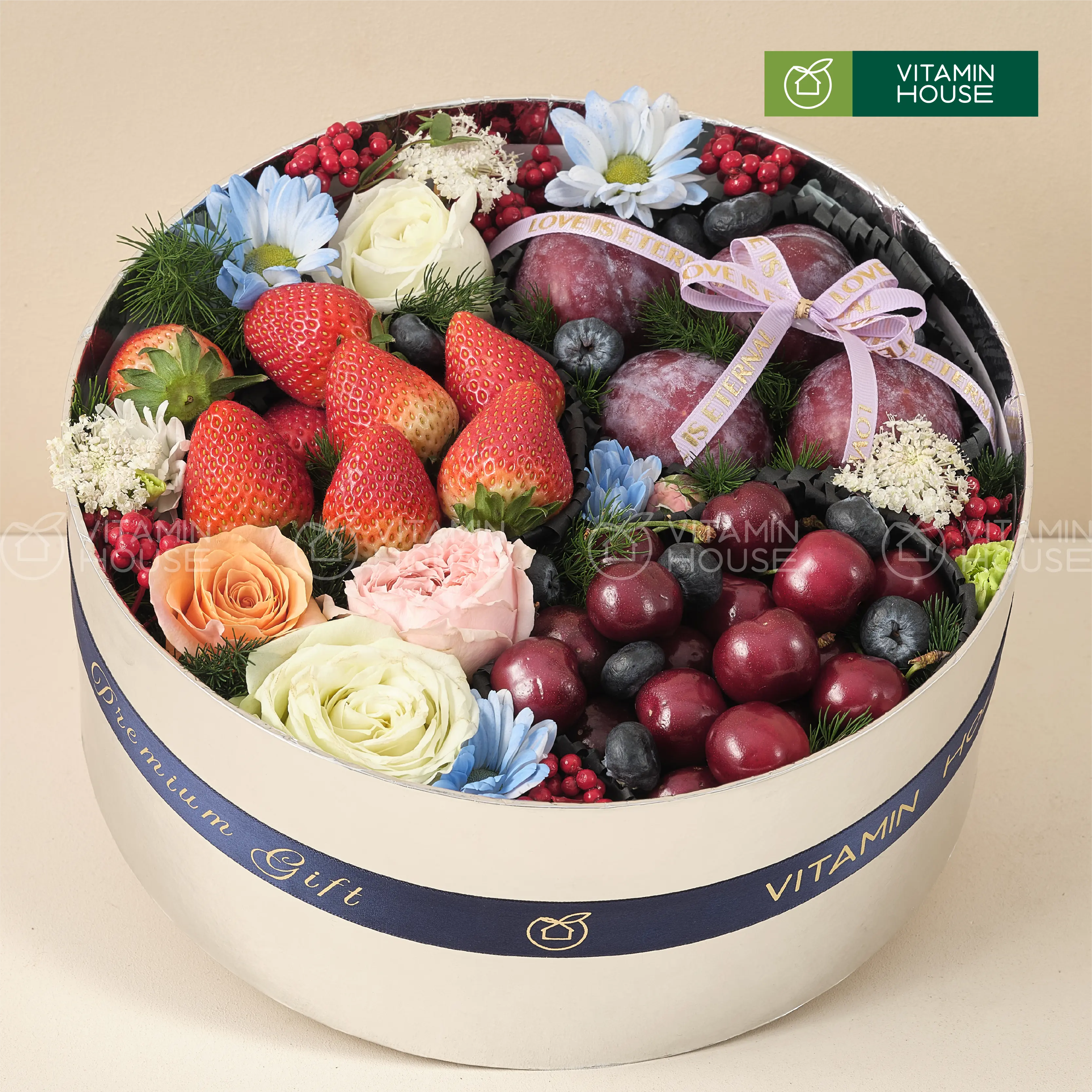 hộp quà trái cây cherry, dâu tây, việt quất và hoa tươi hình tròn màu bạc sang trọng