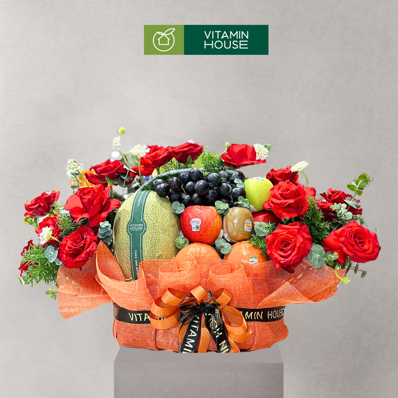 Giỏ Quà Trái Cây Kiwi, Táo Nhập Khẩu và Hoa Tươi Tặng Người Yêu (Đỏ, Hồng)