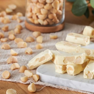 Kẹo Cứng Sữa Bò Hạt Maca Nougat Chiate ĐL 1 Hộp