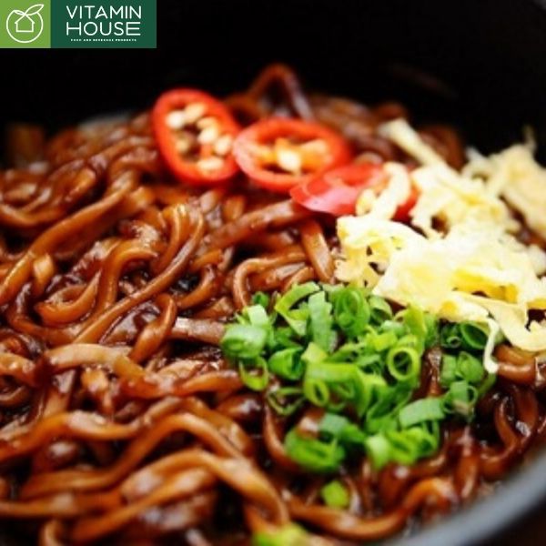 Mì tương đen cay Sachun 137g